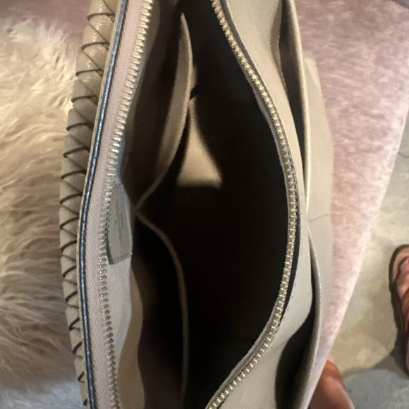 Louis Vuitton Maida Hobo in Turtledove - Picture 5 of 16